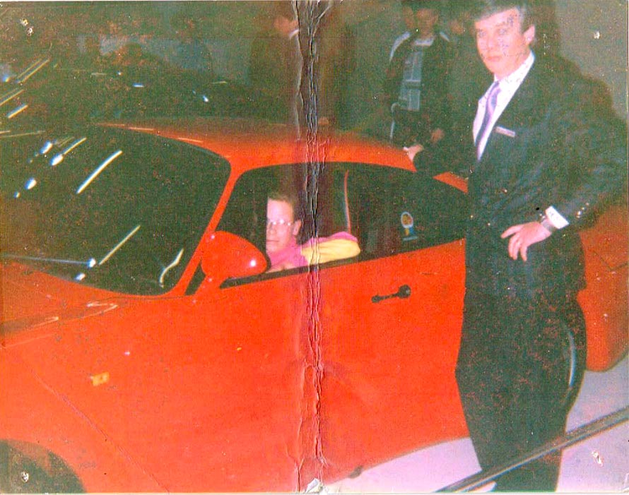 Fascinating Cars Peter in a red Porsche 959 back in the middle of the 1980´s. Lasse Jönsson in his best suite. 