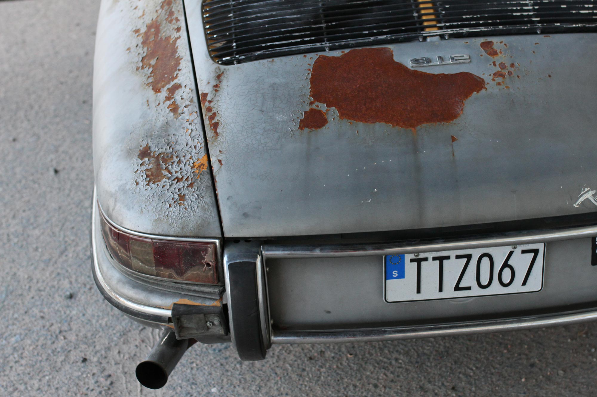 Vänster bak rostiga bakskärm med brandskadad Porsche 912 
