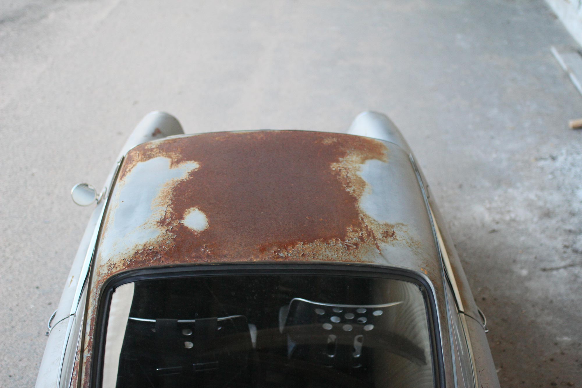 Patina Porsche 912 with a rusty roof and a grey gorund