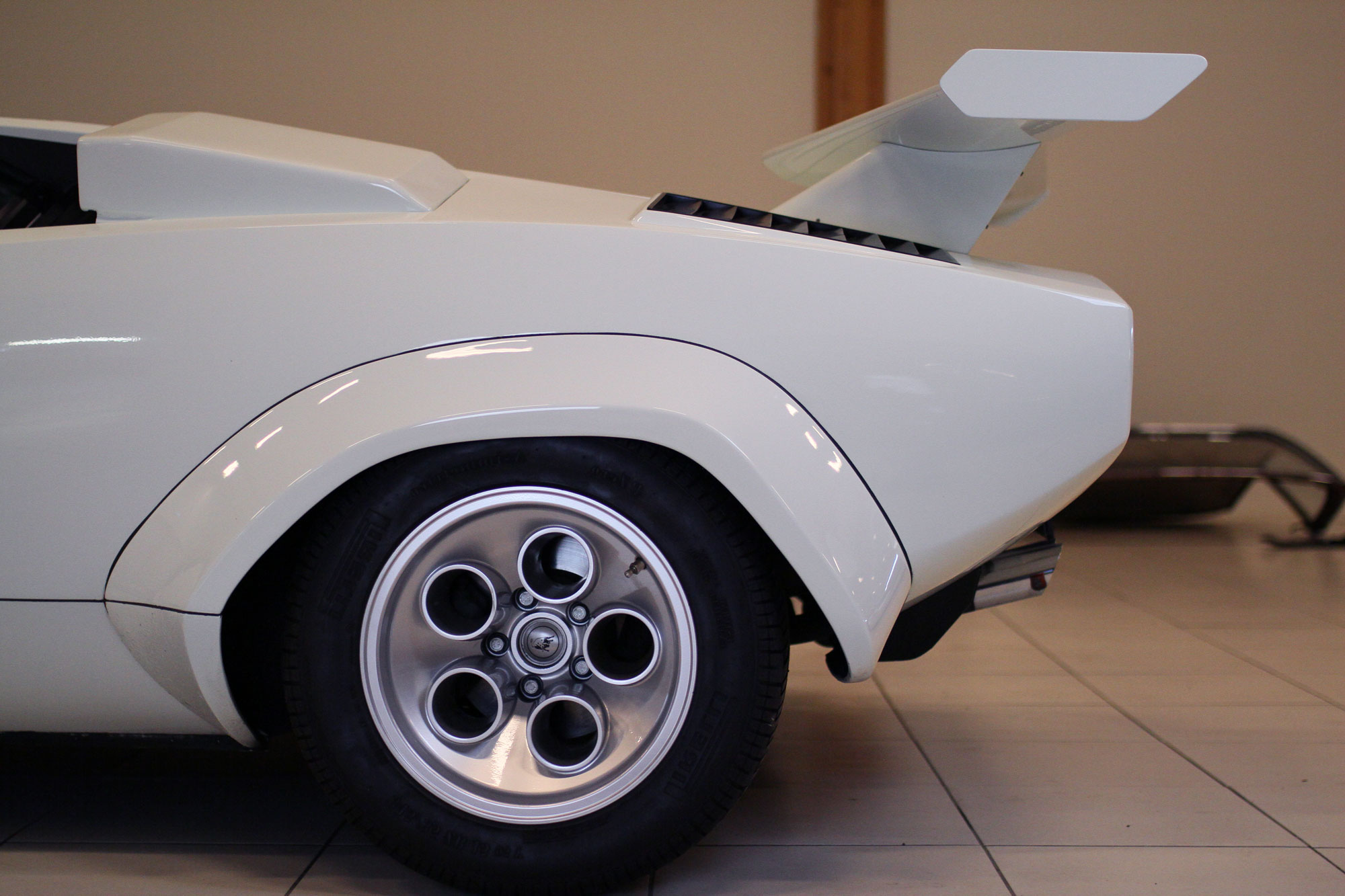 LAmborghini Countach lp 400s white Rear End with huge wing