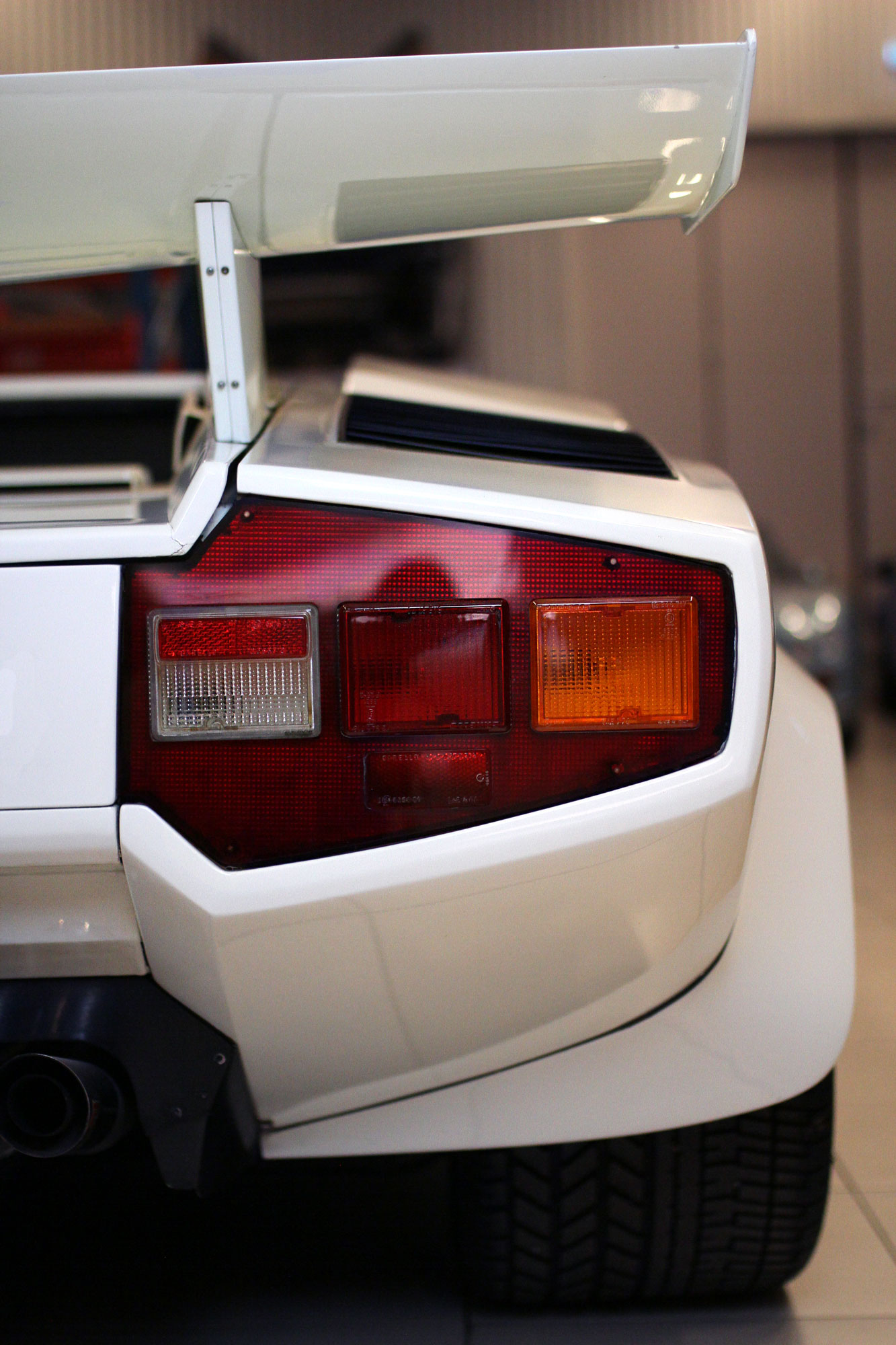 Lamborghini Countach vit höger bakljus med stor grym vinge