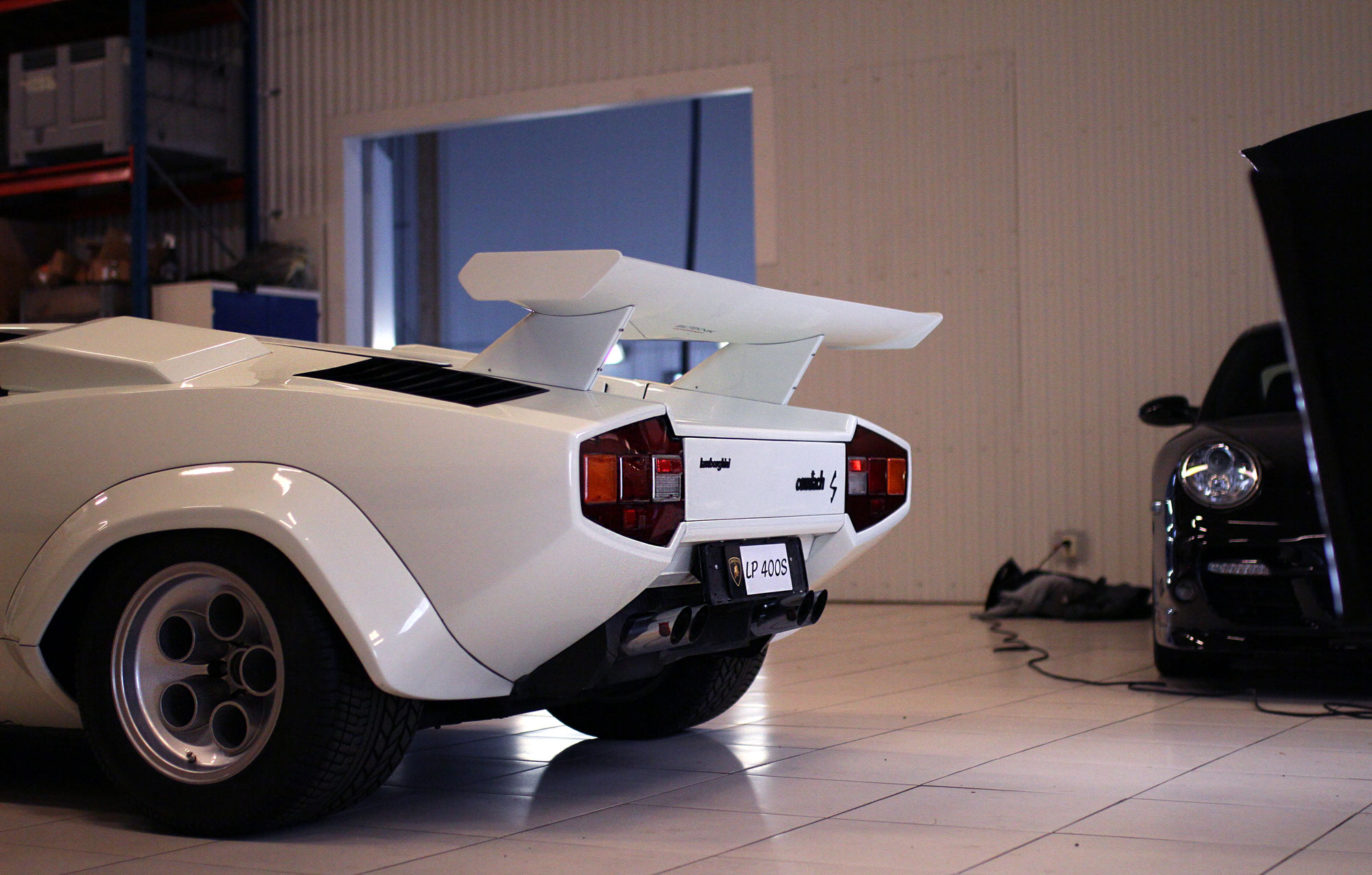 Lamborghini Countach LP 400s ståendes i spotlighten under en fotografering i garaget
