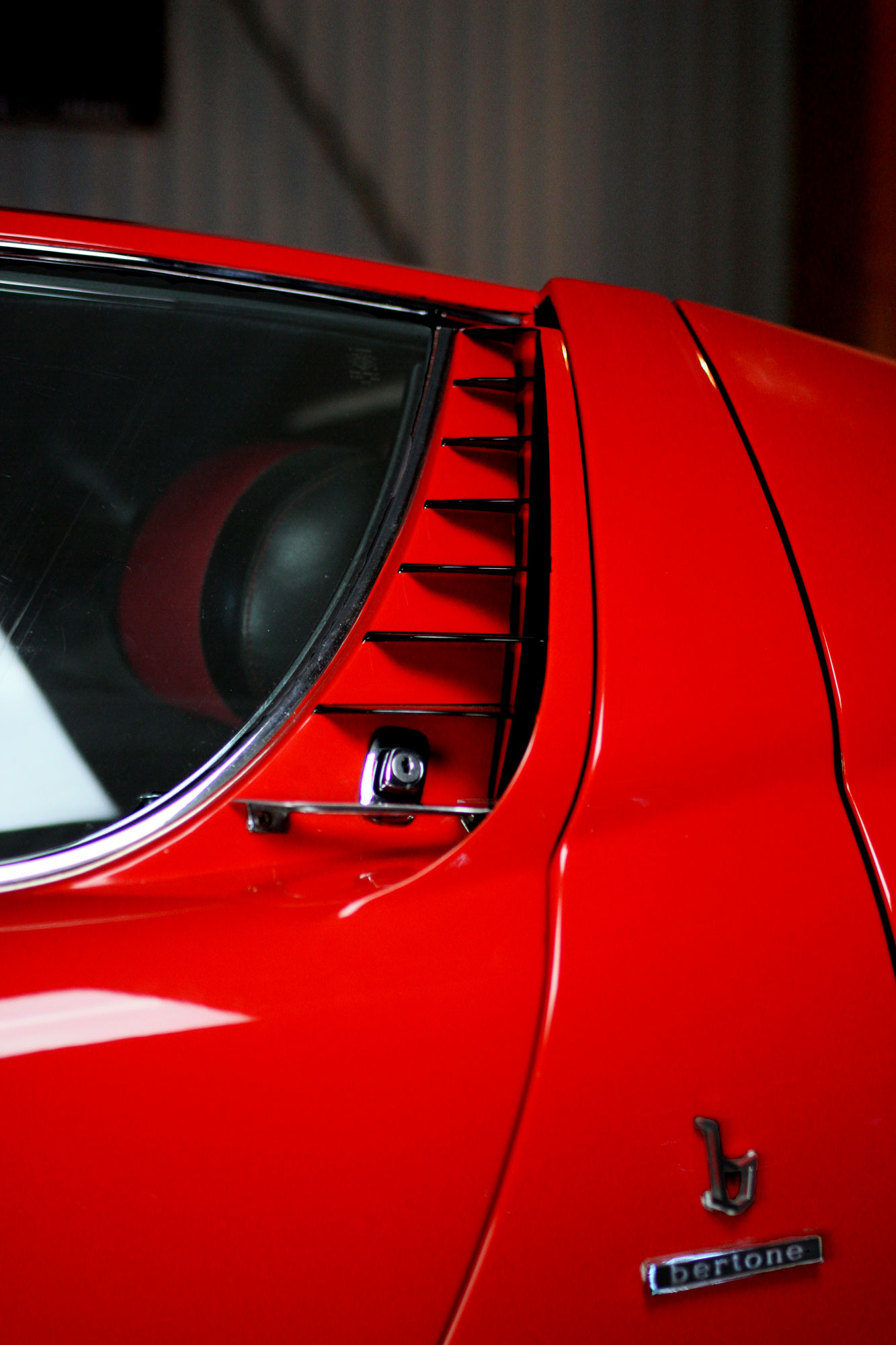 Lamborghini Miuras Röd med sina gälar som sitter vid dörren. Bertone har designat denna magiska skulptur