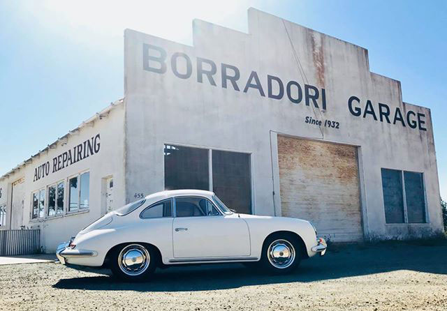Elfenbensvit Porsche 356 utanför Borradori Garage