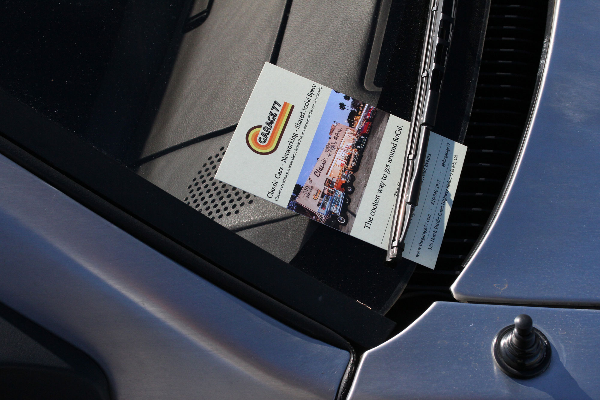DeLorean med en av Garage 77´s sticker som ligger på vindrutan