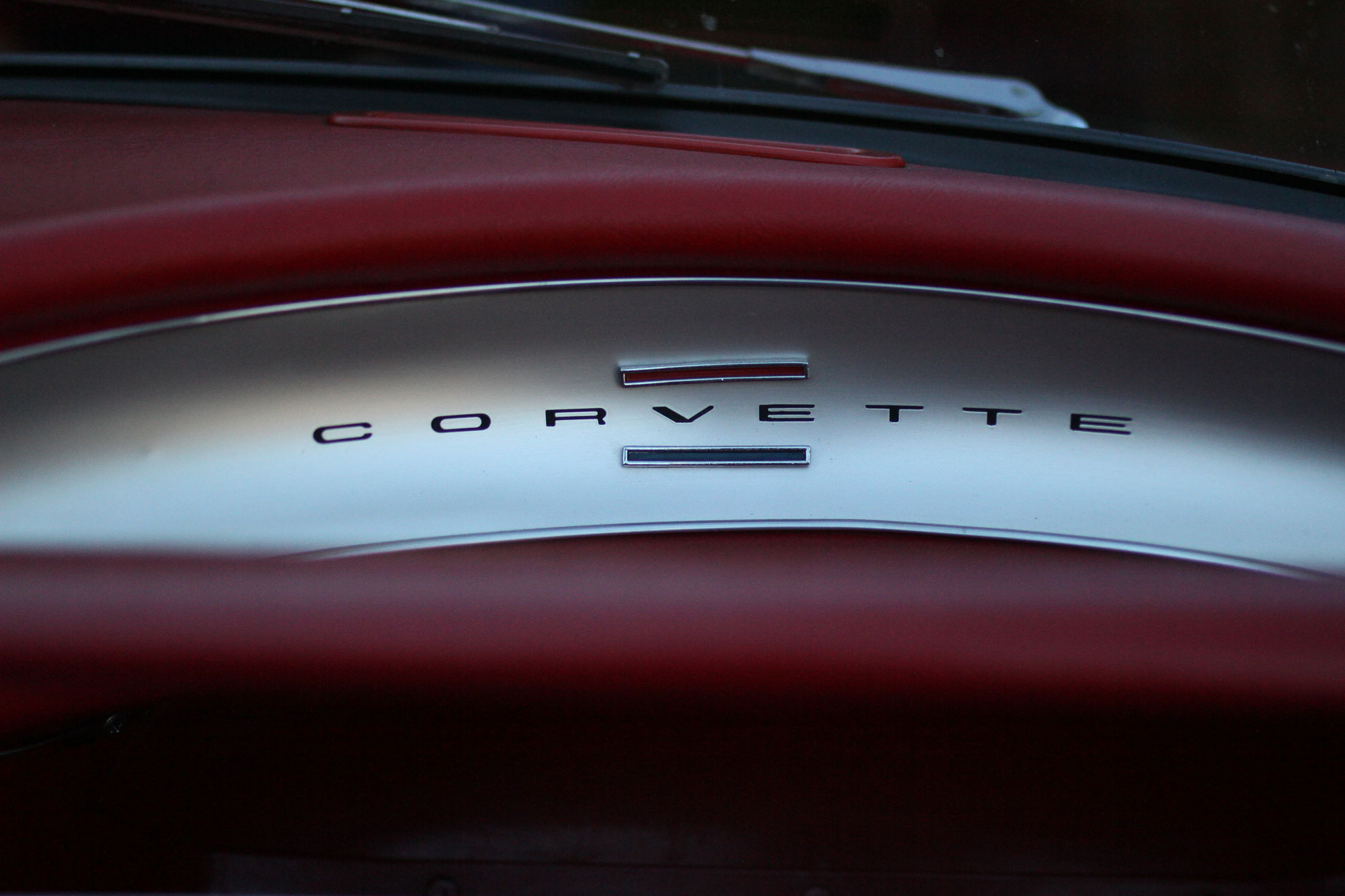 Corvette C1 inredning med corvette fonten och de klassiska röda och blåa färgerna