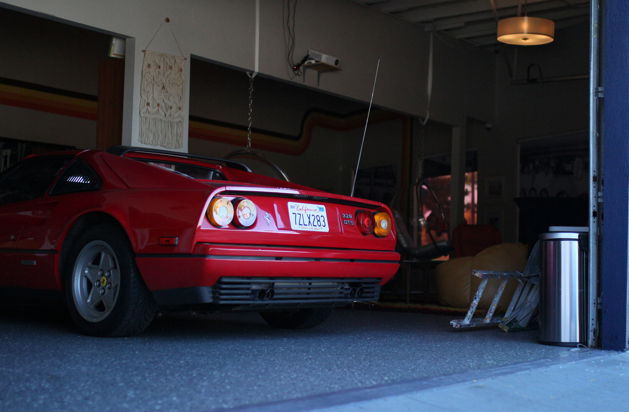 Ferrari 328 gts i framför ett par av helg eventets stegar