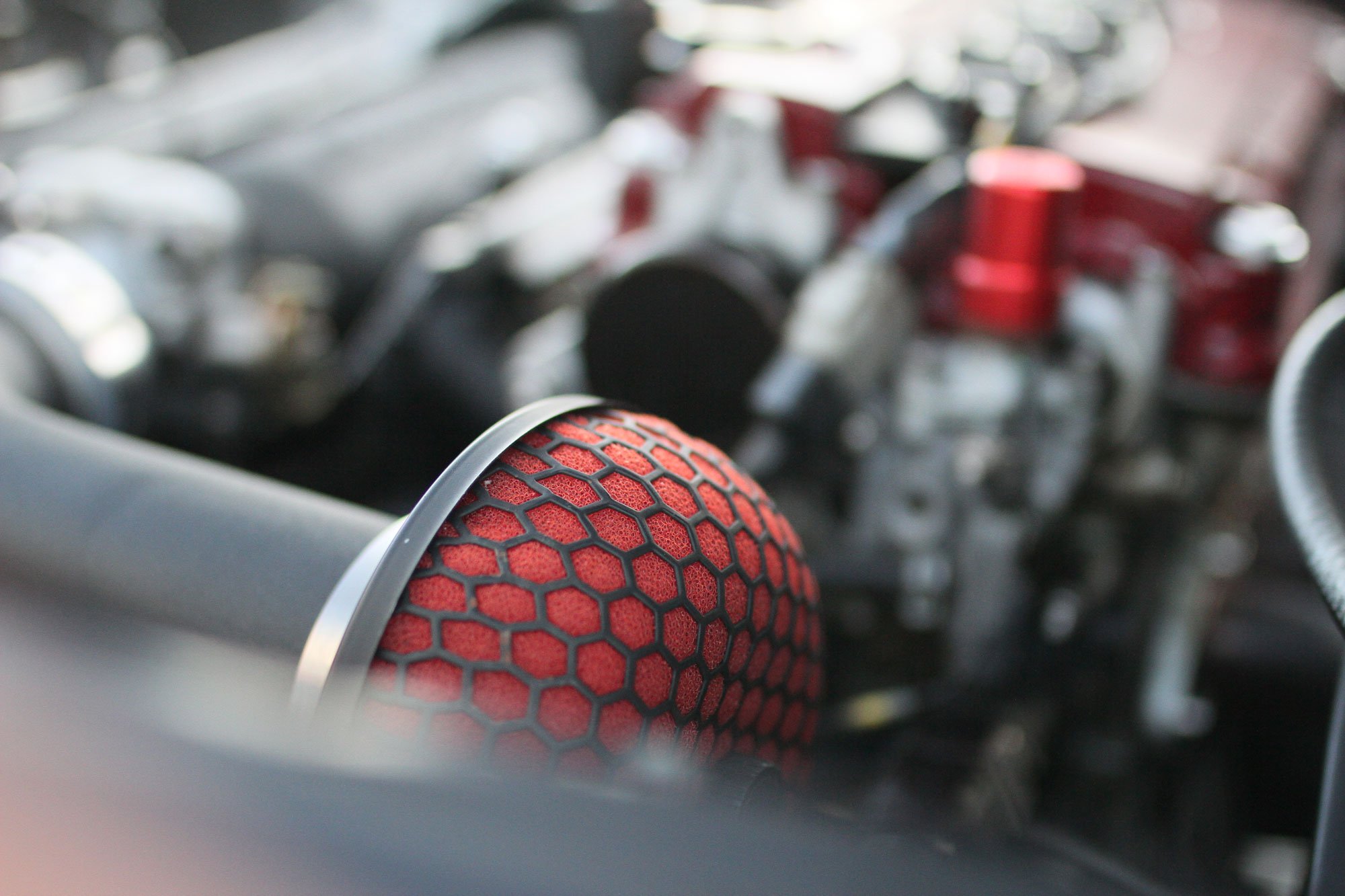 Luftfilter i rött som sitter på sidan av Integra motorn. 