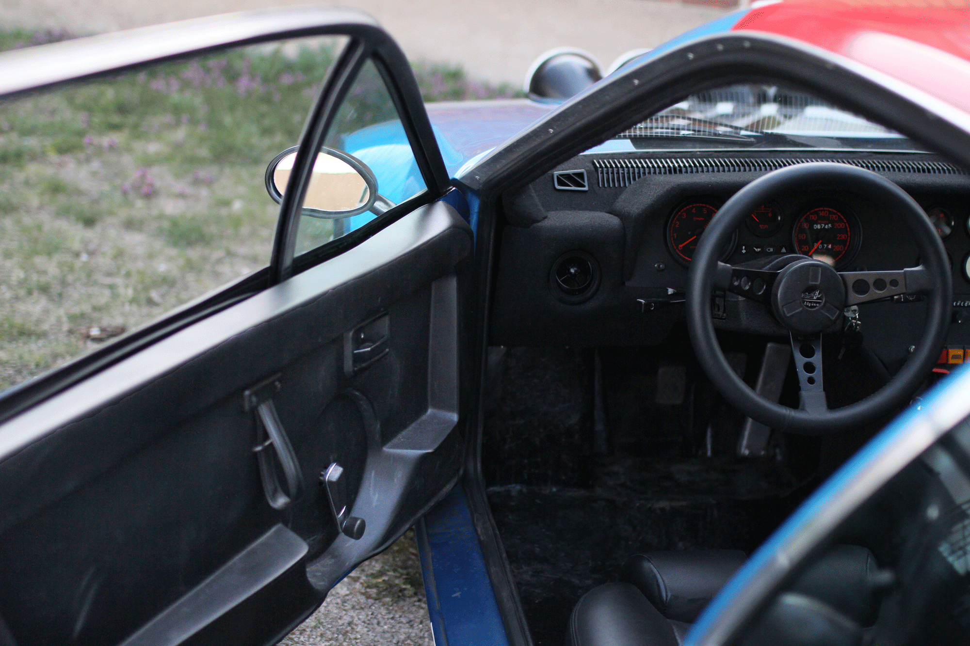 The interior in the Renault Alpine A310 with a window crank