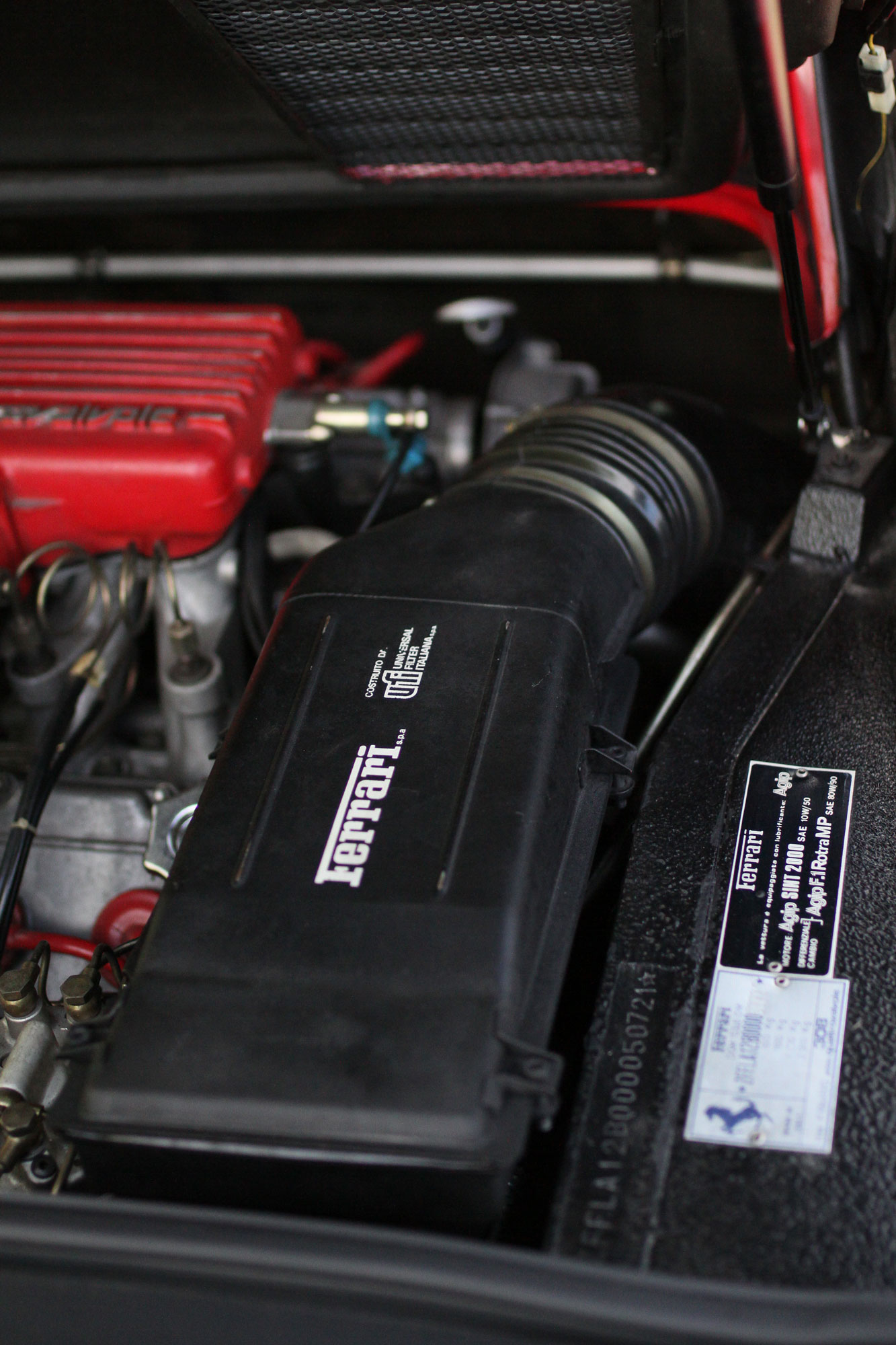 The air filter in the Ferrari V8 engine Ferrari 308 GTB QV - 1984