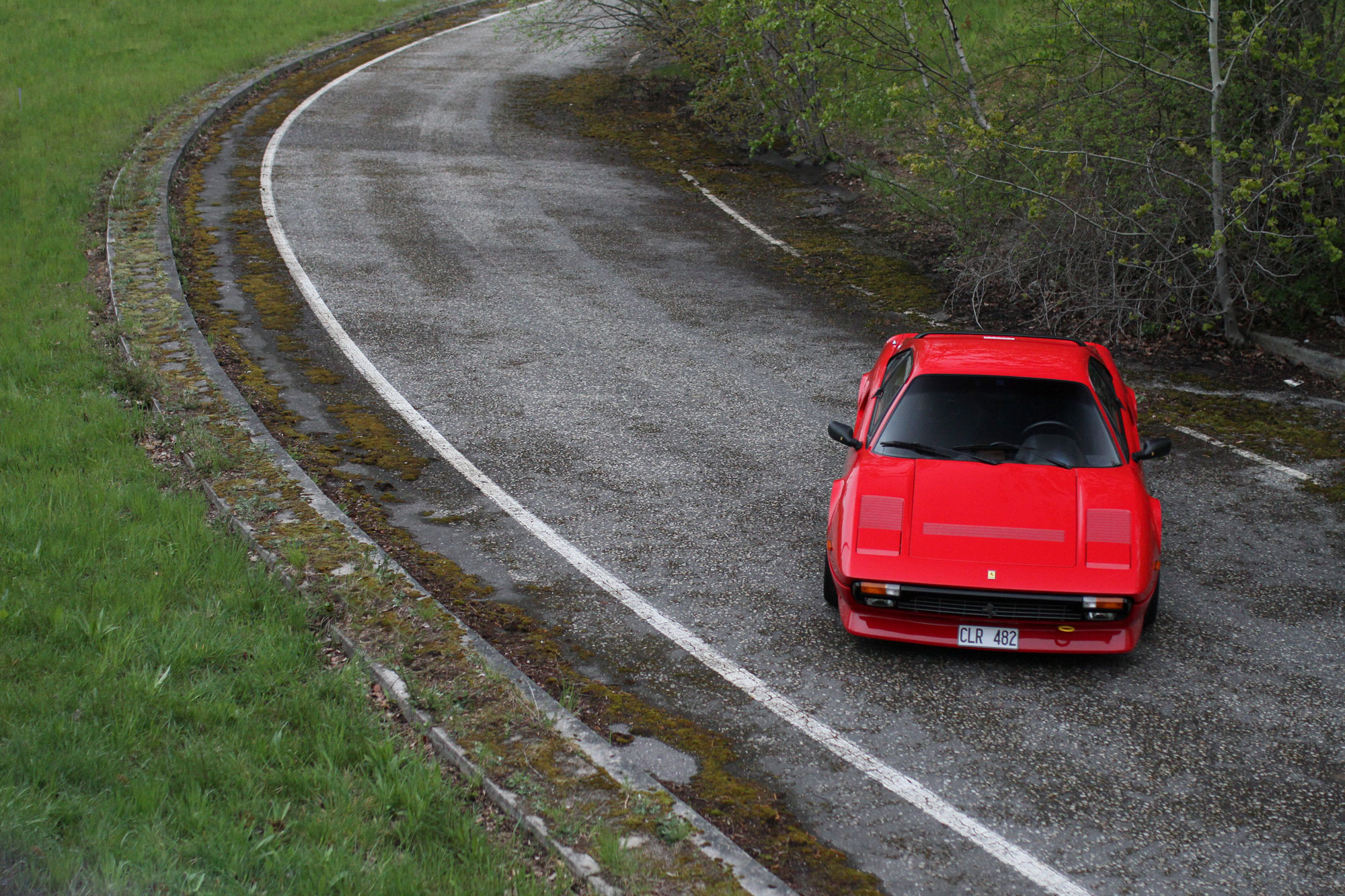 övergivna avfarten från en höjd med Ferrari som en färgklick mitt i det gråa