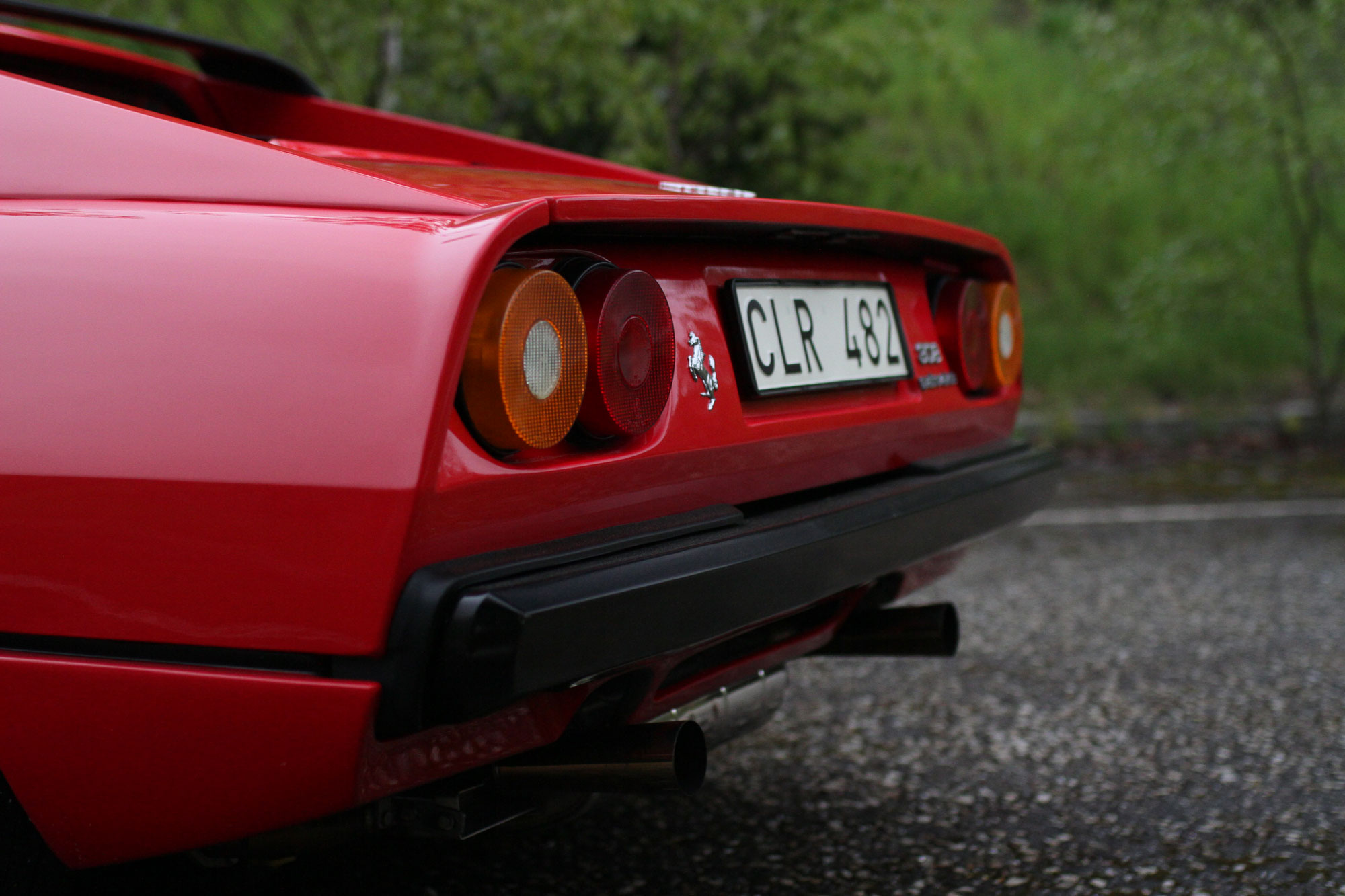 Bakdelen för Ferrari 308:an med de klassiska runda bakljusen. 