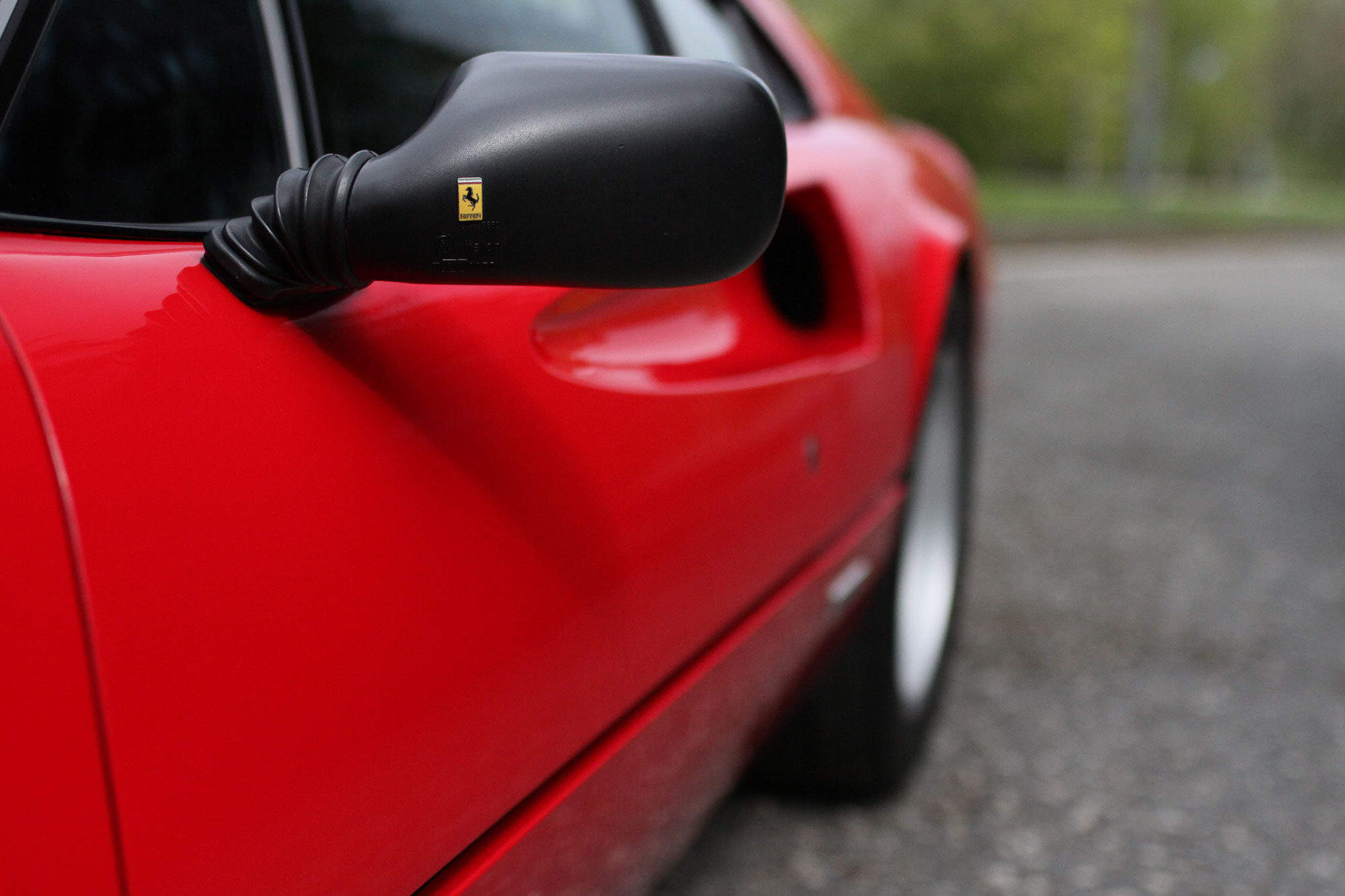Bakspegel med Ferrari loga