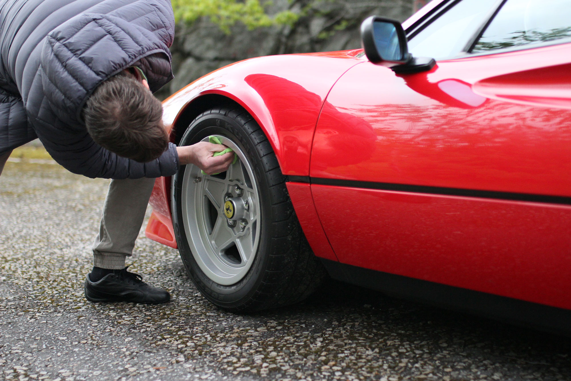 Torbjörn is polishing the rims of the Ferrari 308 