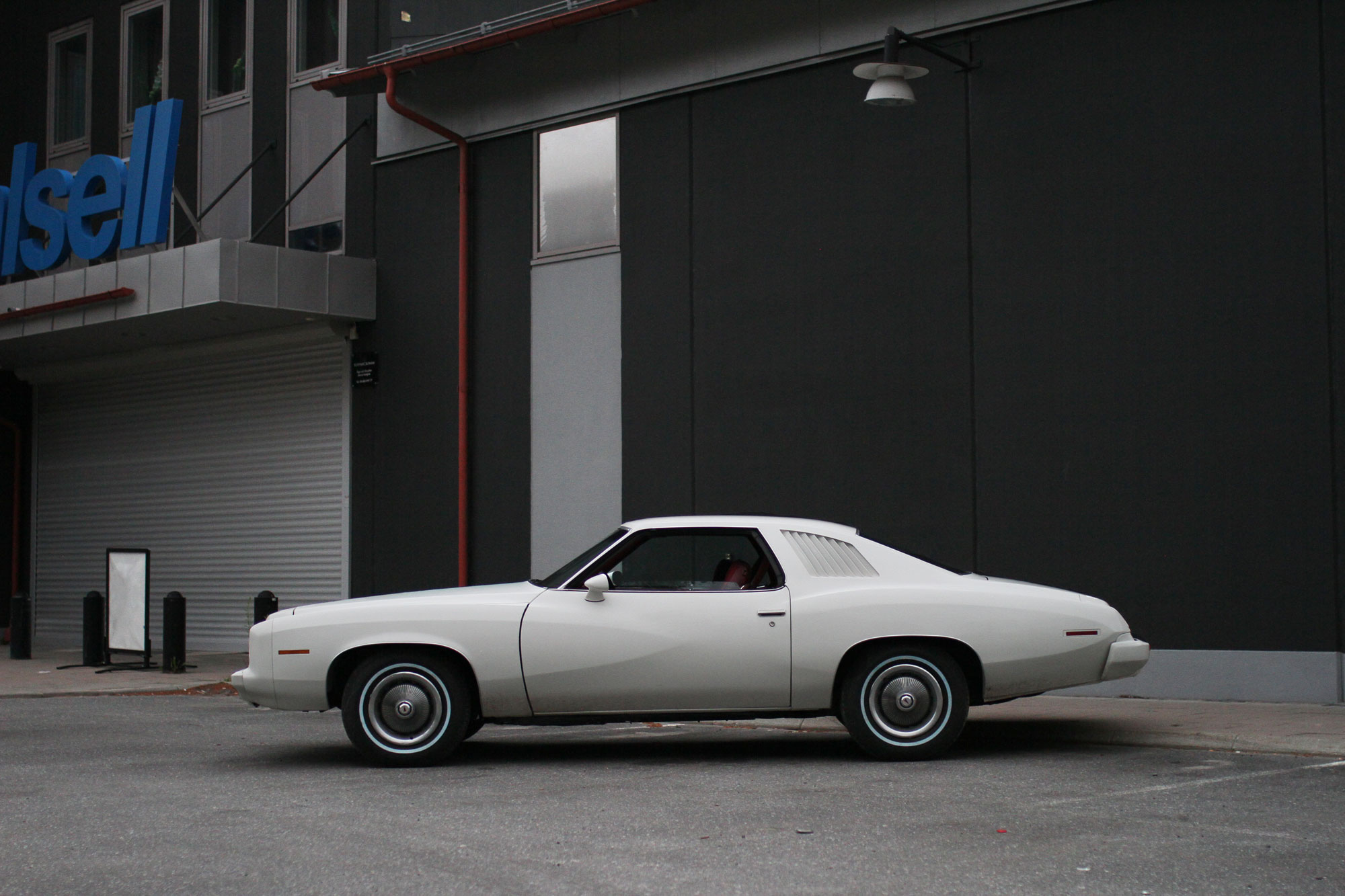 Pontiac Grand Am from the left side