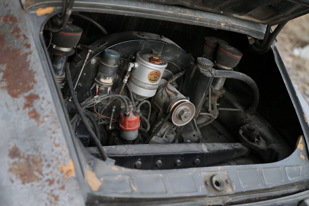Engine in a rusty patina Porsche 912