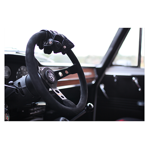 Alfa-Romeo-Giulia-1300-TI-–-Steering-wheel-with-racing-gloves