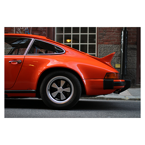 Orange-Porsche-911-in-alley
